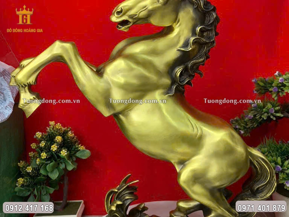 Cơ bắp rắn rỏi của linh vật ngựa được chạm khắc sắc nét